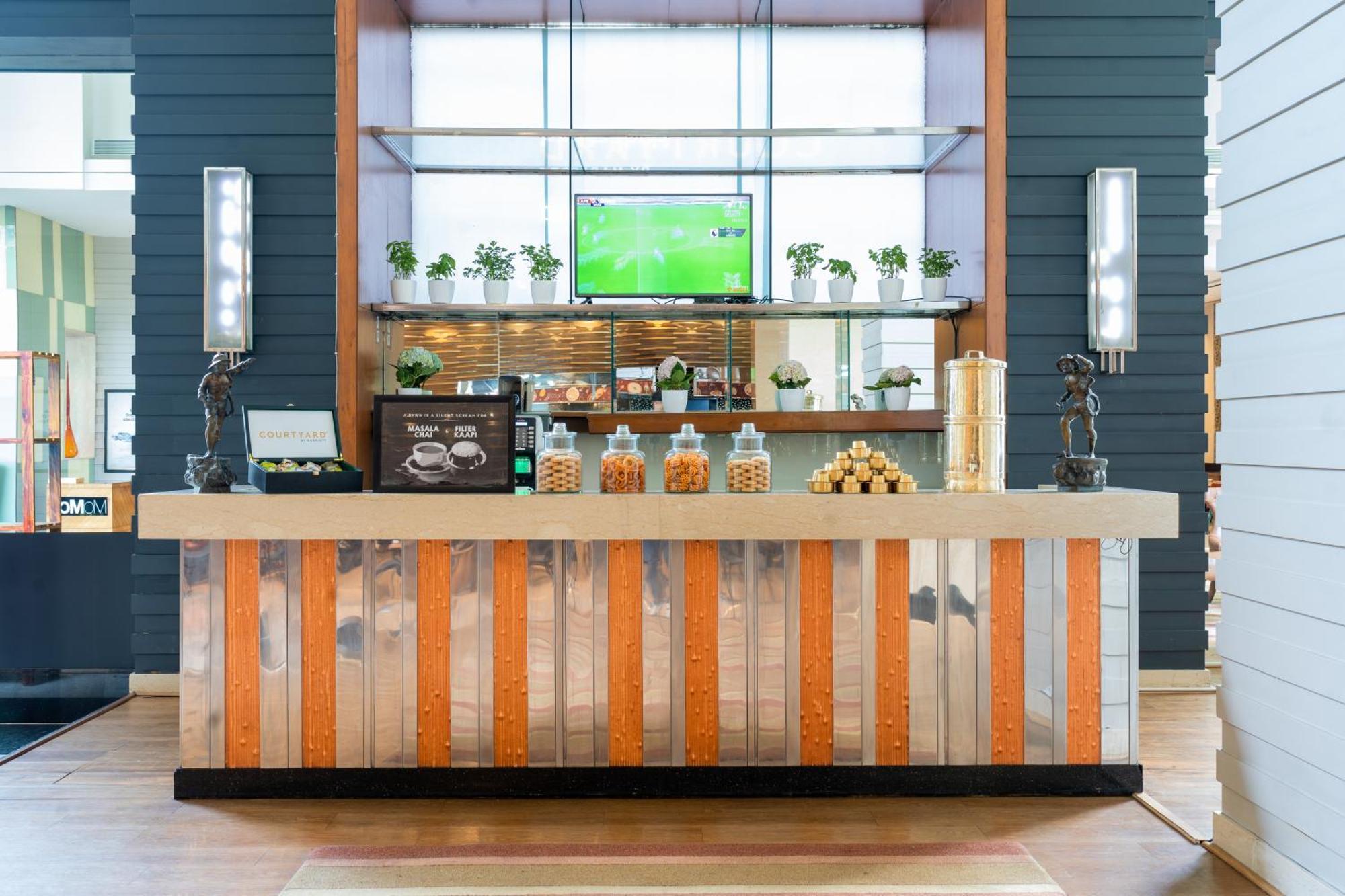 Courtyard By Marriott Hyderabad Hotel Exterior foto A coffee bar in a hotel