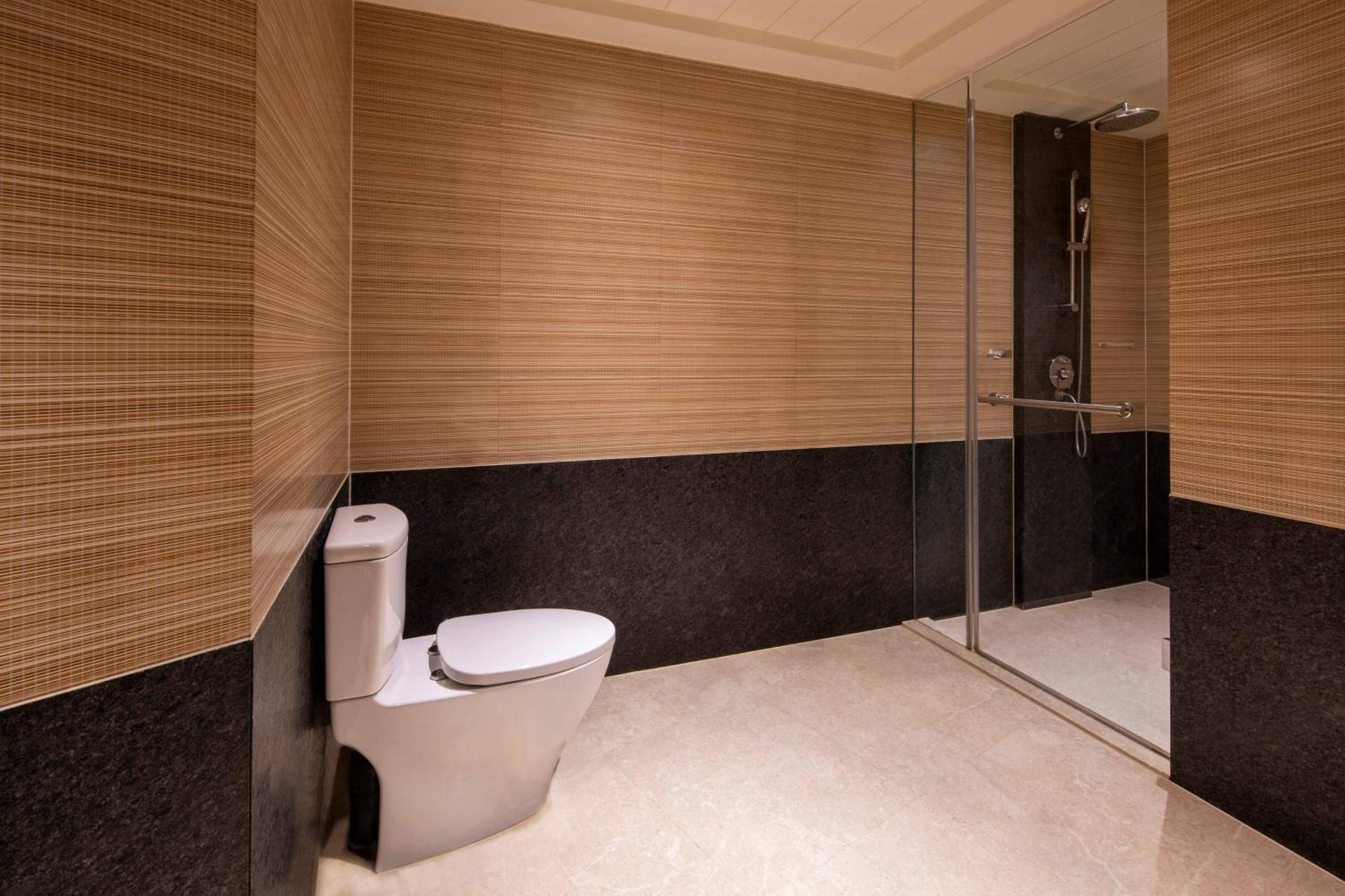 Courtyard By Marriott Hyderabad Hotel Exterior foto Bathroom