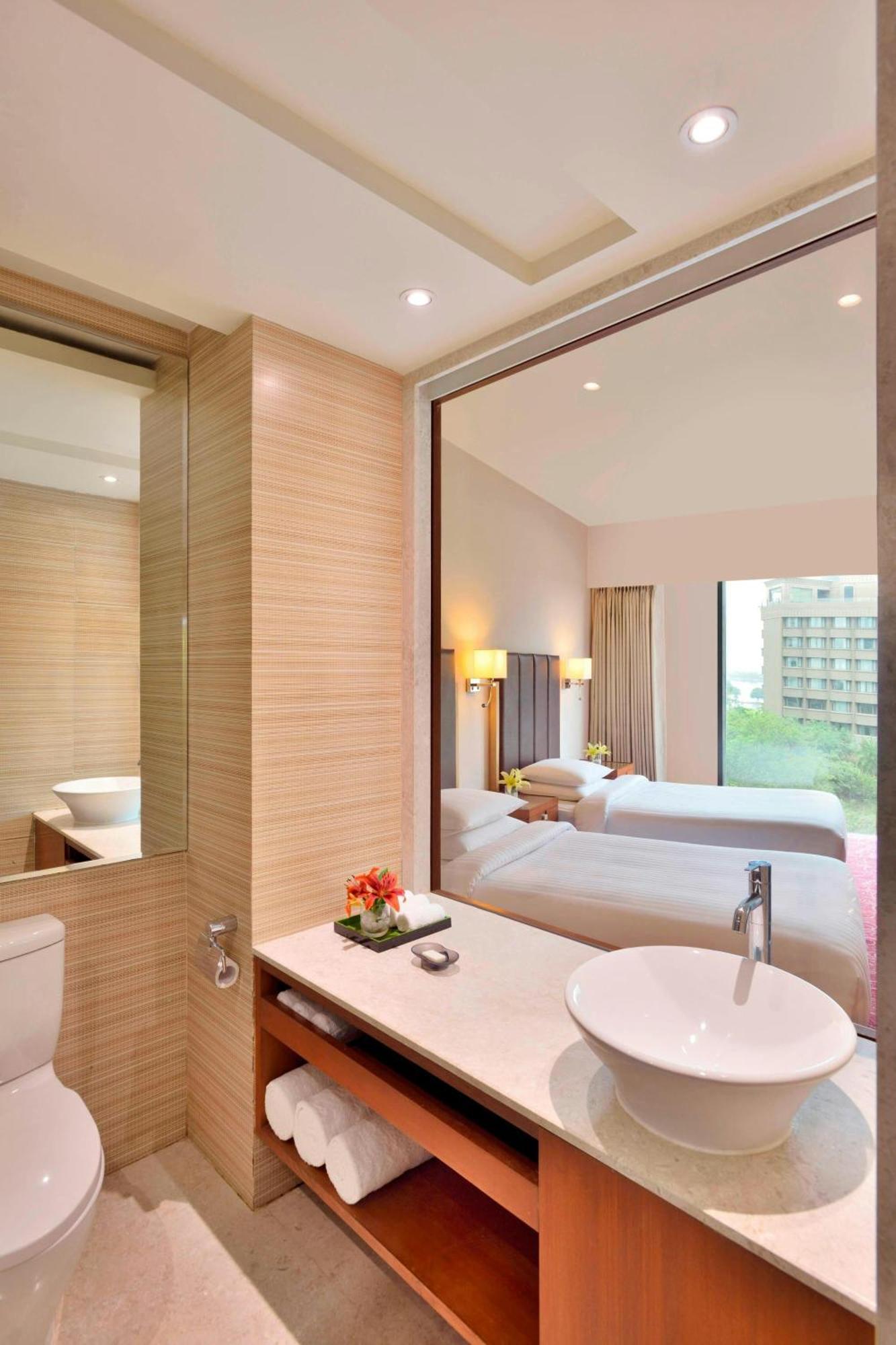Courtyard By Marriott Hyderabad Hotel Exterior foto